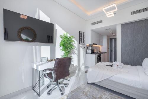 a bedroom with a desk and a bed and a chair at Free housekeeping visits during your stay - StayShort - Delightful Studio in Park Views that Sleeps 2 in Dubai
