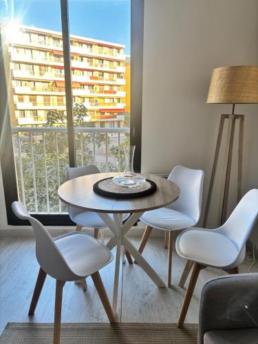 une table et des chaises dans une pièce avec une fenêtre dans l'établissement Élégant T2 à 100m de la plage - Proche Aéroport, à Cagnes-sur-Mer