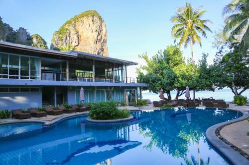un resort con piscina e palme di Sand Sea Resort Railay Beach a Railay Beach