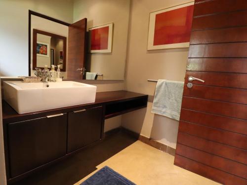 Bilik mandi di Modern 2 Bedroom Home