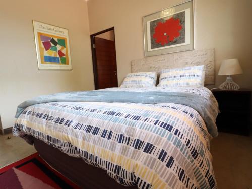 Katil atau katil-katil dalam bilik di Modern 2 Bedroom Home