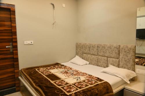 Postel nebo postele na pokoji v ubytování Kasturi Dham