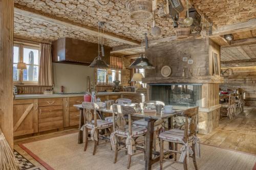 une salle à manger avec une table et des chaises dans une cuisine dans l'établissement Chalet Sapin, à Megève