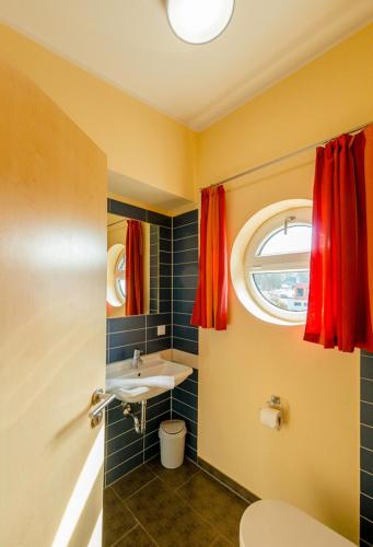 a bathroom with a sink and a window at Zimmer am See - 02 in Eldenburg