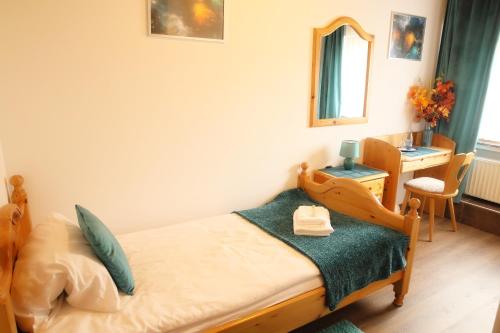 a bedroom with a bed with a mirror and a table at Zum Burgkeller in Bruchweiler