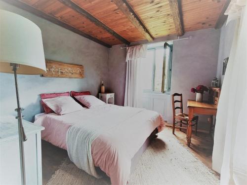 Ένα ή περισσότερα κρεβάτια σε δωμάτιο στο Gîte de charme classé 3 étoiles dans ferme du XIXe restaurée