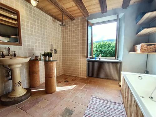 Ένα μπάνιο στο Gîte de charme classé 3 étoiles dans ferme du XIXe restaurée