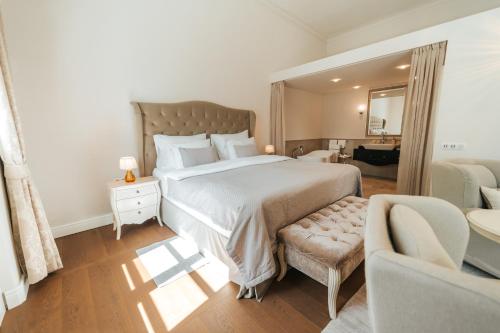 Postel nebo postele na pokoji v ubytování Hotel Château Gbeľany