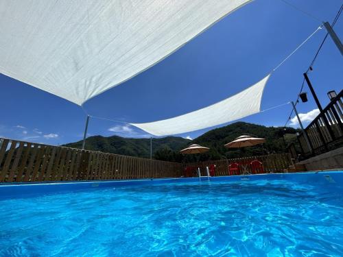 Piscine de l'établissement Gapyeong Sanmaeul Glamping ou située à proximité