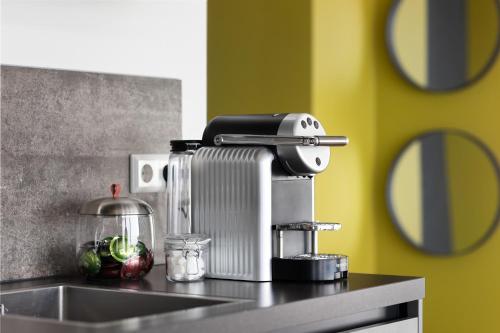 a mixer sitting on top of a kitchen counter at Suites aan Zee in Vlissingen