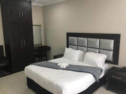 Postel nebo postele na pokoji v ubytování 33onBazley Hotel
