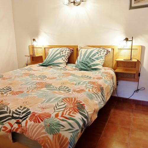 une chambre avec un lit avec une couette colorée dans l'établissement Appartement Croisette, à Sainte-Maxime