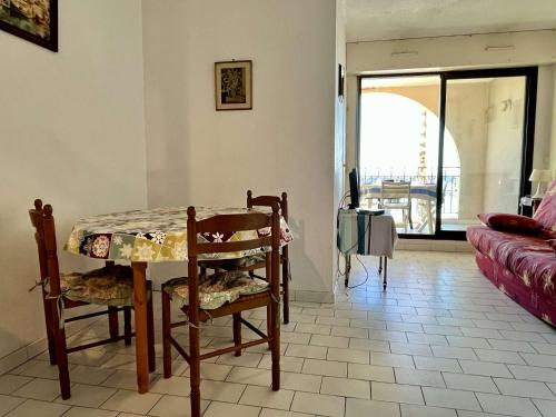 un salon avec une table, des chaises et un canapé dans l'établissement Studio cabine 4 couchages ARGELES SUR MER AR240-112, à Argelès-sur-Mer