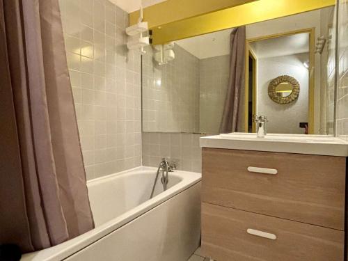 une salle de bain avec une baignoire et un lavabo et une baignoire dans l'établissement Studio cabine 4 couchages ARGELES SUR MER AR240-112, à Argelès-sur-Mer