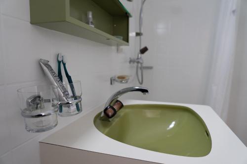 a green sink in a white counter top at Panorama Blick in Unterwasser