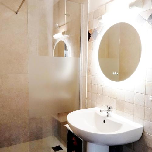 une salle de bain avec un lavabo et un miroir dans l'établissement Appartement Croisette, à Sainte-Maxime