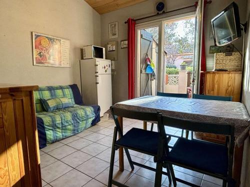 un salon avec une table et un canapé dans l'établissement Maison 3 pièces mezzanine 6 couchages ARGELES SUR MER AR610-058, à Argelès-sur-Mer