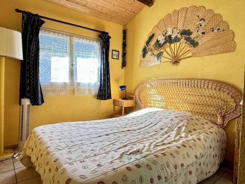 une chambre avec un lit et une fenêtre dans l'établissement Maison 3 pièces mezzanine 6 couchages ARGELES SUR MER AR610-058, à Argelès-sur-Mer