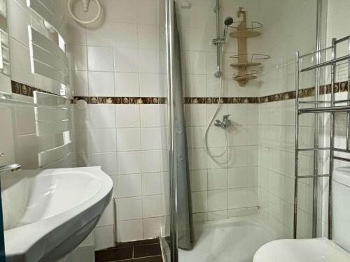 une salle de bain avec une douche, un lavabo et une baignoire dans l'établissement Maison 3 pièces mezzanine 6 couchages ARGELES SUR MER AR610-058, à Argelès-sur-Mer