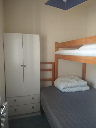une chambre avec un lit et un lit superposé dans l'établissement T2 Saint-Lary-Soulan- Vielle Aure, à Vielle-Aure