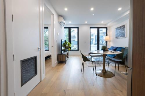 een woonkamer met een open haard en een eettafel bij 149BK-302 New Construction 1BR WD in unit Balcony in Brooklyn