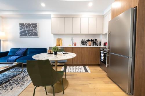 een keuken en een woonkamer met een tafel en een koelkast bij 149BK-302 New Construction 1BR WD in unit Balcony in Brooklyn