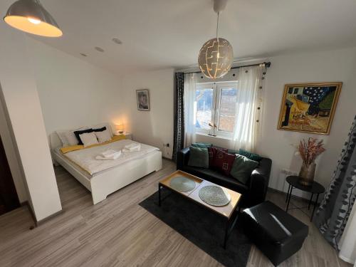 Ένα ή περισσότερα κρεβάτια σε δωμάτιο στο The Yellow House in Sofia