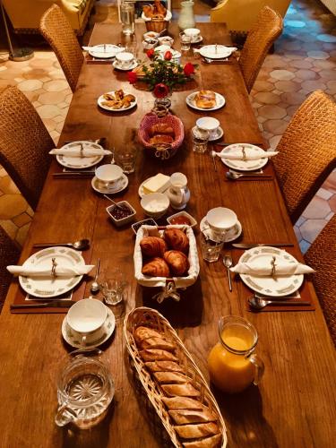 Le Clos Rabelais في لانغياش: طاولة خشبية طويلة عليها طعام