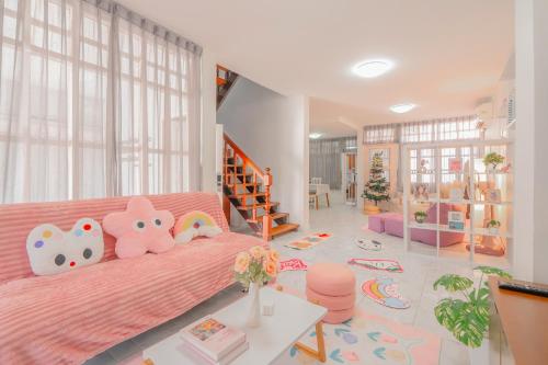 a childs room with a pink bed and a childs play area at Manim House - บ้านพักในนิมมานพร้อมไวไฟ in Chiang Mai