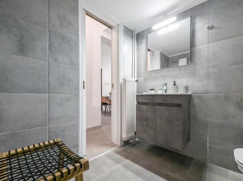 Spacious apt for 5 guests next to Acropolis&metro