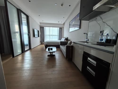 Η κουζίνα ή μικρή κουζίνα στο Shiguang ONE International Apartment KKone Futian Port Branch