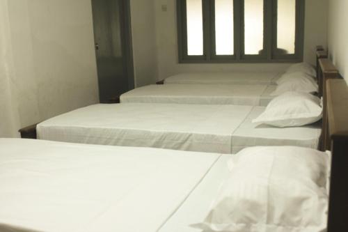 马特勒Hide Surf Hostel Madiha的房间里有四张床