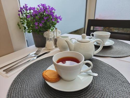 een kopje thee en koekjes op een tafel bij Cruachan Guest House in Edinburgh