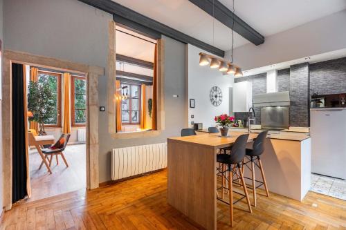 Кухня или мини-кухня в Le Relais DUCAL - Appartements d'Hôtes Vieille Ville
