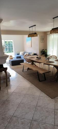 - un salon avec des tables et un canapé dans l'établissement Magnifique maison Piscine et Spa 5mins des plages, à Elne
