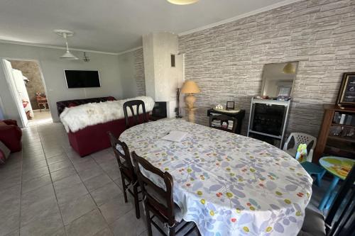 un salon avec une table et une chambre dans l'établissement House T3 with garden near beach, au Grau-du-Roi