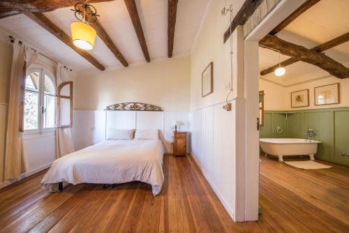 1 dormitorio con cama y bañera en Da Bacchetta, en Asís