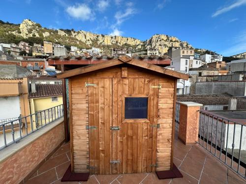 a wooden outhouse on the roof of a balcony at La Casa delle Rondini in Baunei
