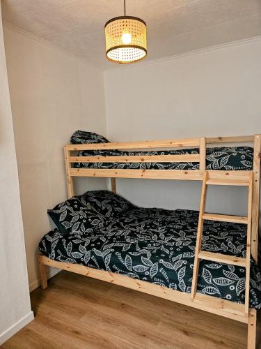 une chambre avec deux lits superposés et une lampe dans l'établissement Le Saint Julien, au Tréport