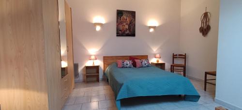 - une chambre avec un lit et deux lampes sur deux tables dans l'établissement Gîte les vignes avec piscine proche du Ventoux, à Saint-Romain-en-Viennois