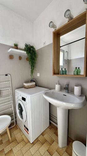 une salle de bain avec une machine à laver et un lavabo dans l'établissement Appartement 4 personnes - PORT LA NOUVELLE PN650-096, à Port-la-Nouvelle