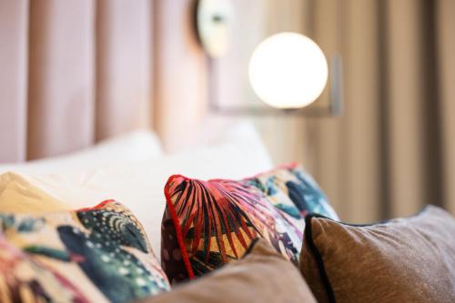 Postel nebo postele na pokoji v ubytování Mavi Luxury Suites