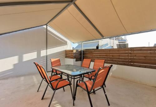 Contemporary 2BD apt with terrace Historic center