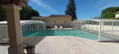 - une piscine dans une maison avec un pavillon dans l'établissement Gîte les vignes avec piscine proche du Ventoux, à Saint-Romain-en-Viennois