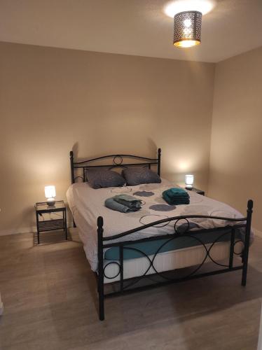 Ένα ή περισσότερα κρεβάτια σε δωμάτιο στο Appartement (jardin clos et privatif)