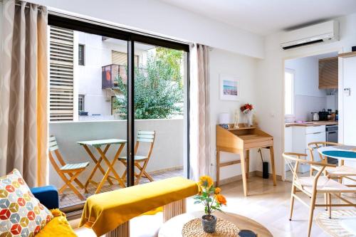 un salon avec un canapé et une table dans l'établissement Rivoli- Quiet apartment, close to Negresco, à Nice