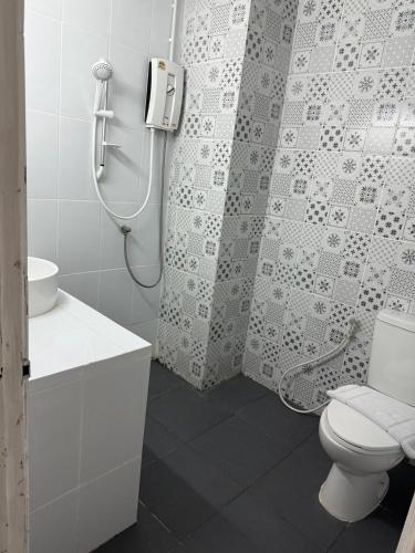 Bilik mandi di Central Pattaya Hostel