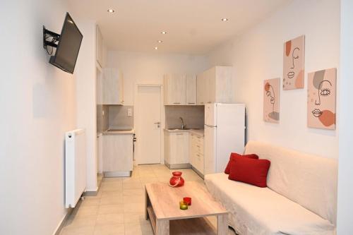 Noa Syros 1 minute away from Square Free Parking