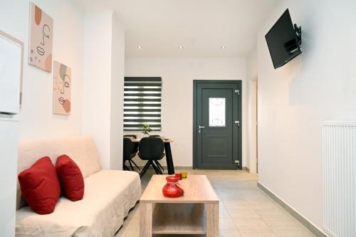 Noa Syros 1 minute away from Square