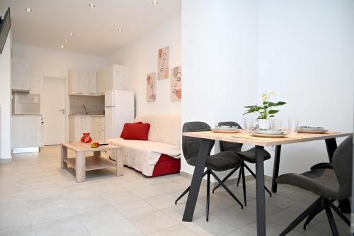 Noa Syros 1 minute away from Square